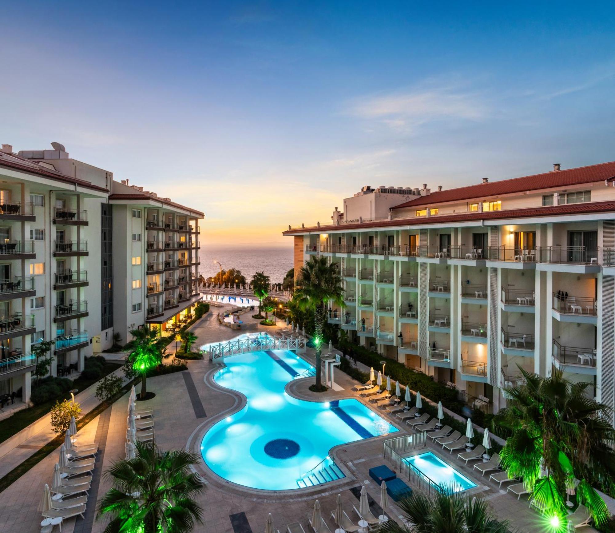 Ramada Hotel & Suites By Wyndham Κουσάντασι Εξωτερικό φωτογραφία