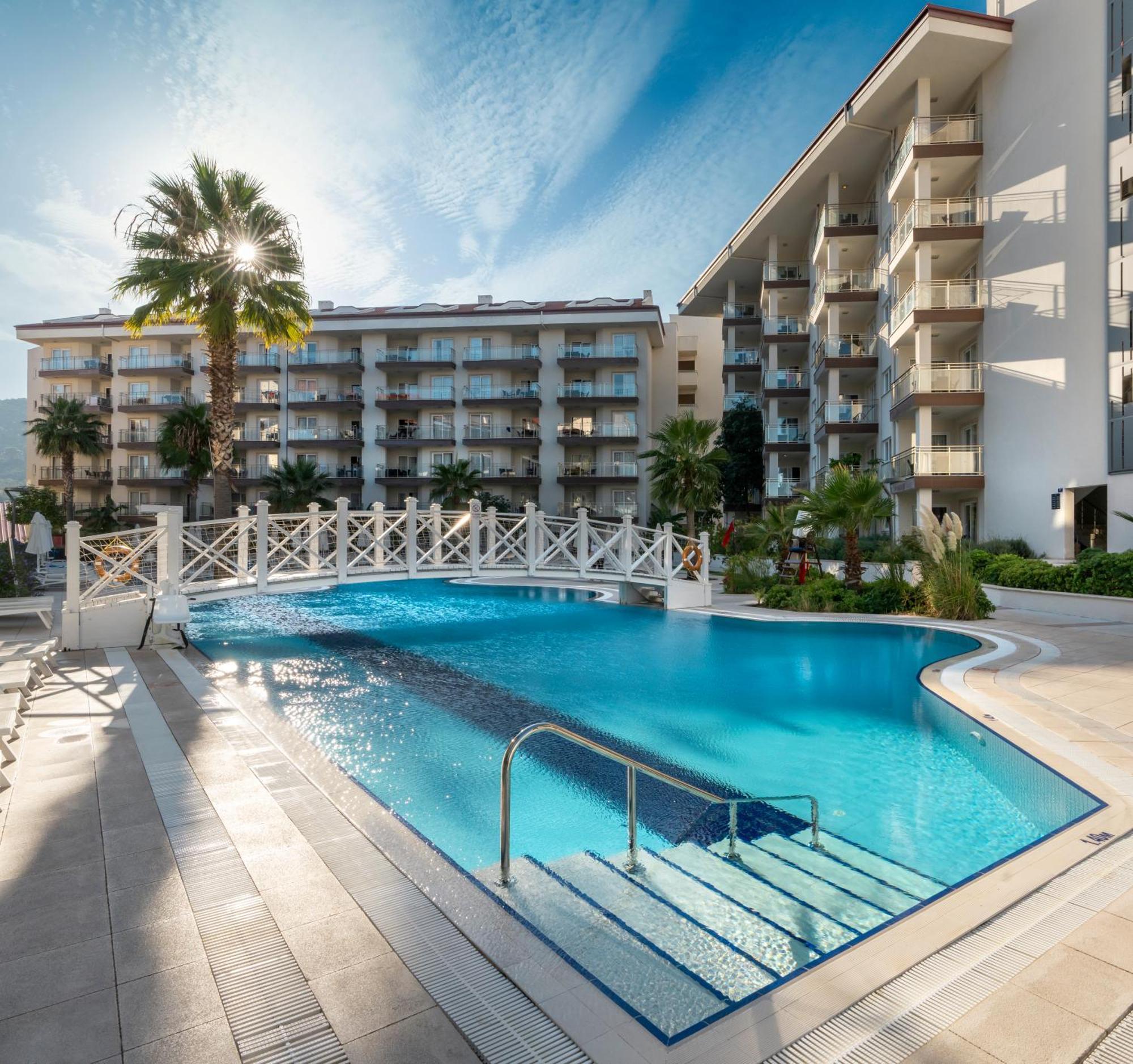 Ramada Hotel & Suites By Wyndham Κουσάντασι Εξωτερικό φωτογραφία