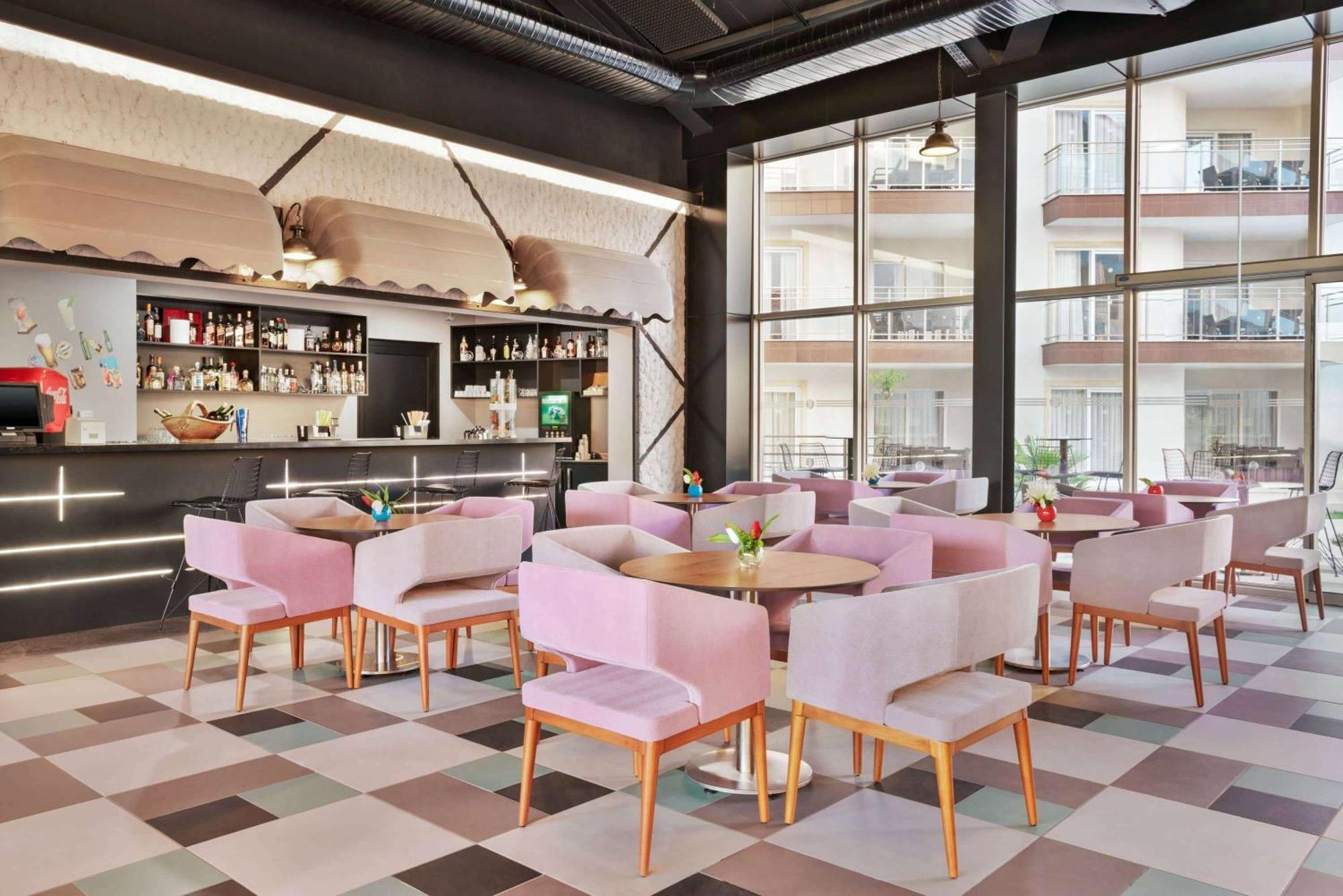 Ramada Hotel & Suites By Wyndham Κουσάντασι Εξωτερικό φωτογραφία